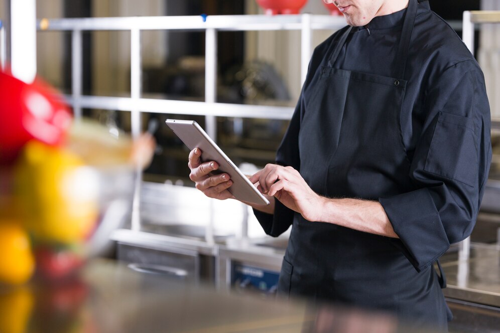 leverage tech to improve customer experience in restaurant industry